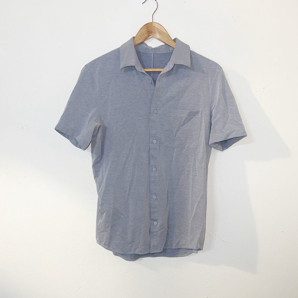 Lululemon short sleeve light blue men’s business casual button front shirt